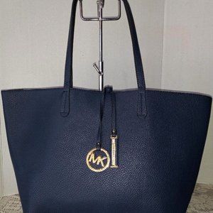 Reversible Michael Kors Tote Bag in Navy leather and reverse in plaid fabric: